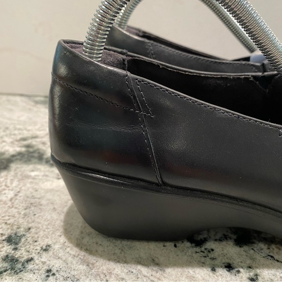 CLARKS (26101987) WOMEN'S "ESHA ESSY" BLACK LEATHER SLIP-ONS - SIZE 9M - Picture 12 of 16